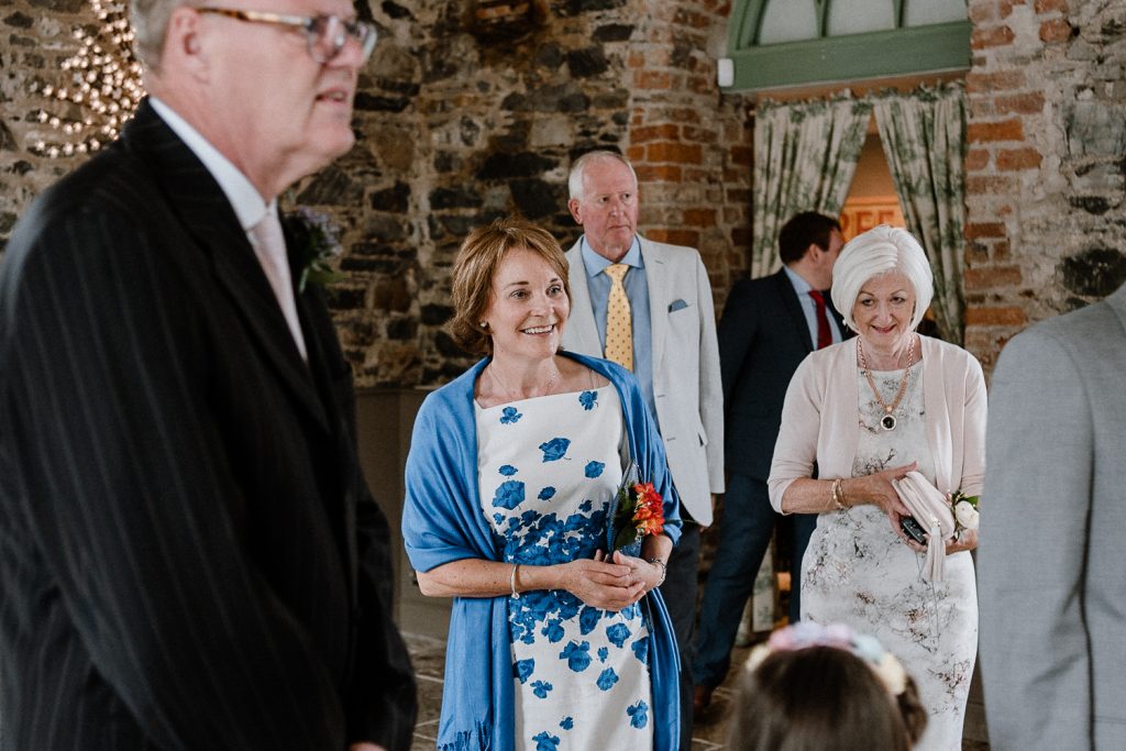 wedding guests arrives at venue 