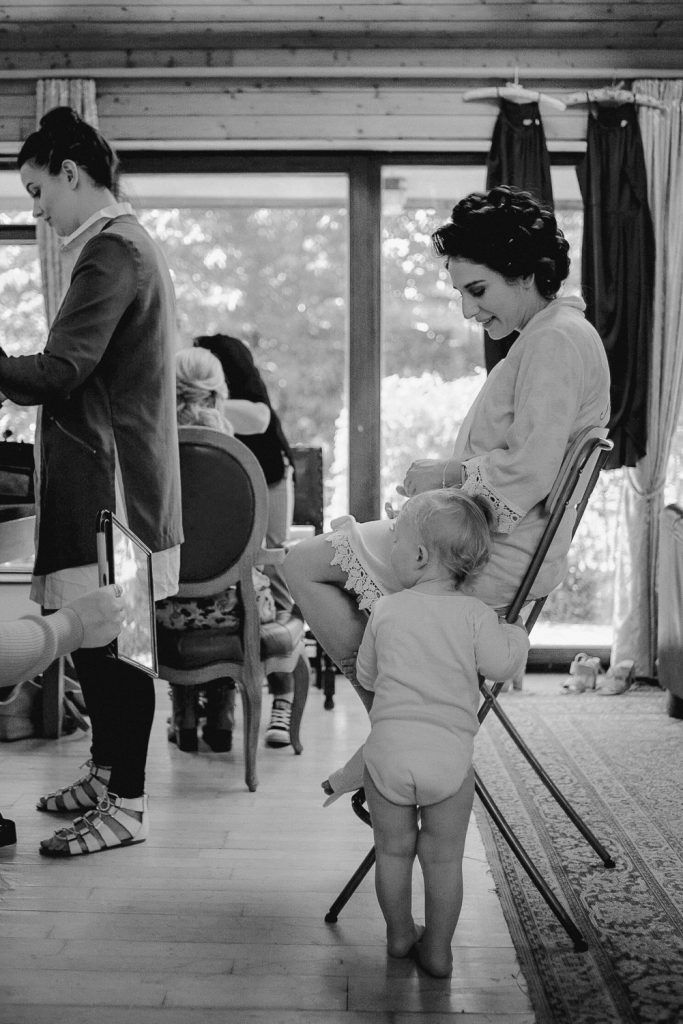 toddler cuddling his mums leg